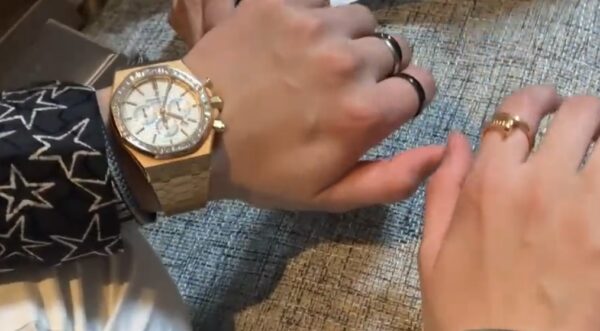 youtuberヒカルのアクセサリーや指輪・ネックレスからiPhoneスマホケースまで!持ち物まとめ!