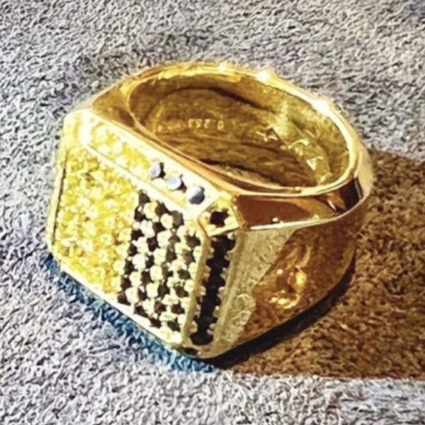 youtuberヒカルのアクセサリーや指輪・ネックレスからiPhoneスマホケースまで!持ち物まとめ!