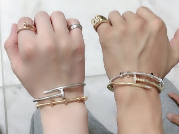 youtuberヒカルのアクセサリーや指輪・ネックレスからiPhoneスマホケースまで!持ち物まとめ!