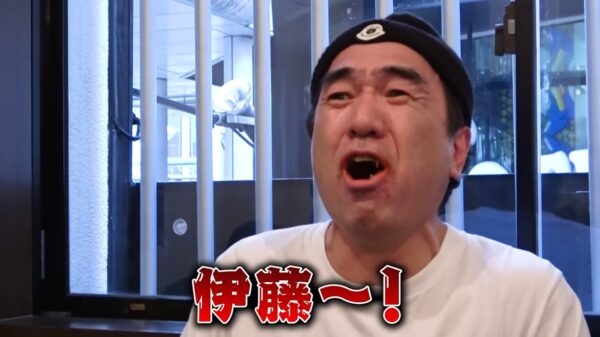 になるまでとうがらしを入れた、激辛スープで食べるつけ麺です。