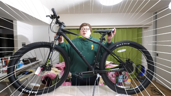 デカキンとカメラマン山本くん(山本ズバーン)の関係は?どんな人?