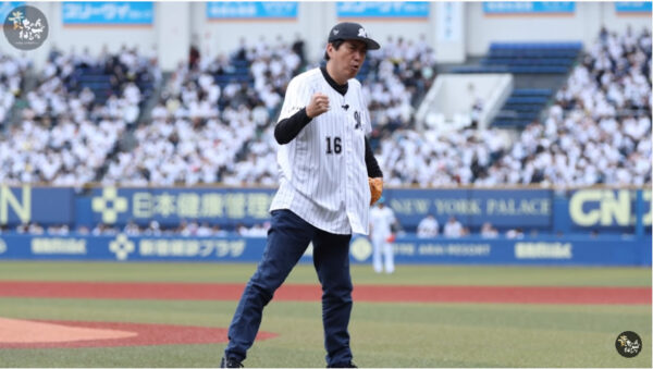 石橋さんは、佐々木選手が初登板であることからマウンドを汚したくないとマウンドの手前で投げていました。