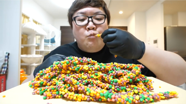 デカキンお菓子動画シリーズ!あのロープキャンディやアイスやチョコはどこで買える?