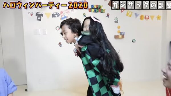 カジサック娘はるちゃんについて！誕生日のお祝いやおもちゃなどはじめての体験に注目！