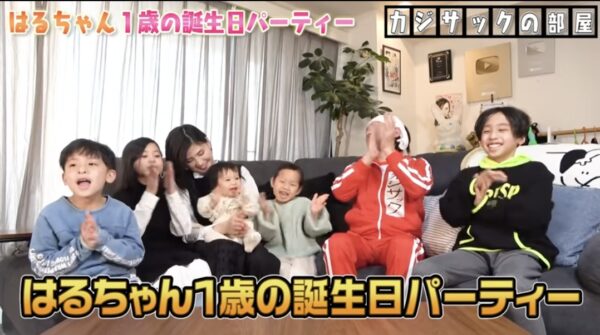 カジサック娘はるちゃんについて!誕生日のお祝いやおもちゃなどはじめての体験に注目!