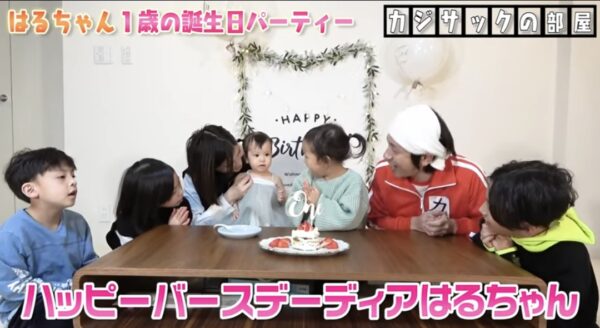 カジサック娘はるちゃんについて!誕生日のお祝いやおもちゃなどはじめての体験に注目!