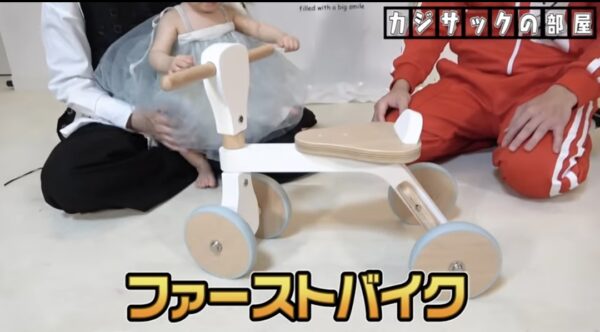 カジサック娘はるちゃんについて！誕生日のお祝いやおもちゃなどはじめての体験に注目！