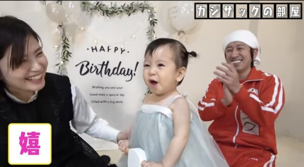 カジサック娘はるちゃんについて!誕生日のお祝いやおもちゃなどはじめての体験に注目!