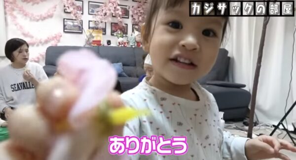 カジサック娘はるちゃんについて!誕生日のお祝いやおもちゃなどはじめての体験に注目!