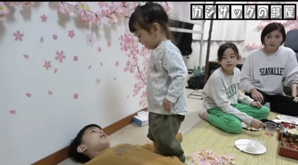 カジサック娘はるちゃんについて!誕生日のお祝いやおもちゃなどはじめての体験に注目!