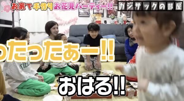 カジサック娘はるちゃんについて!誕生日のお祝いやおもちゃなどはじめての体験に注目!