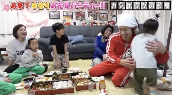 カジサック娘はるちゃんについて!誕生日のお祝いやおもちゃなどはじめての体験に注目!